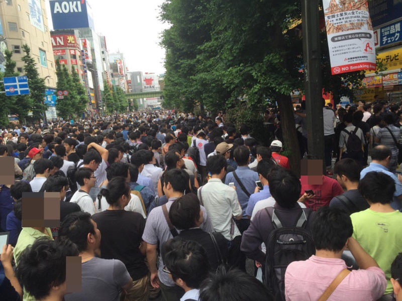 Crowds outside the VR Fest. Pic: 2ch