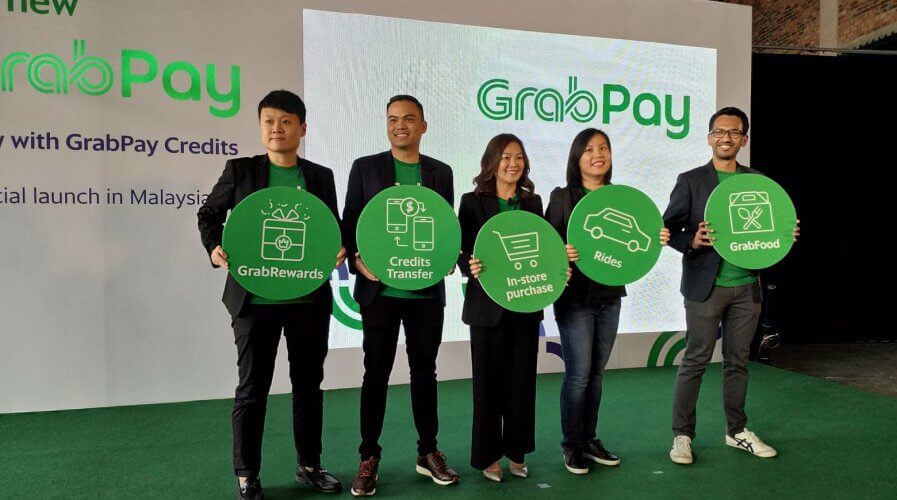 grab executives posing for a photo during the launch of grabpay in malaysia