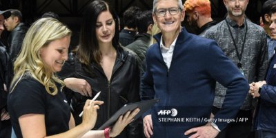 (FILE) Tim Cook, CEO of Apple stands with Lana Del Rey (C) during a launch event at the Brooklyn Academy of Music on October 30, 2018 in New York City. Source: AFP