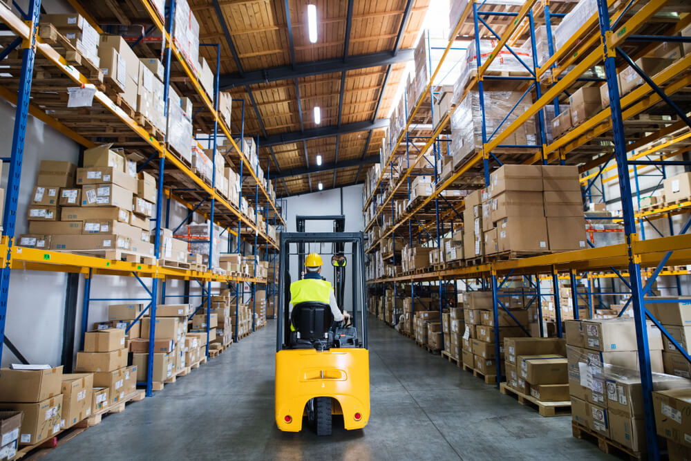 reportedly experimenting with temporary warehouse space to speed up  holiday deliveries – GeekWire
