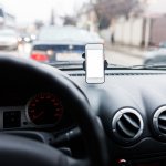 Businesses will have drivers’ undivided attention with Waze in-drive advertising. Source: Shutterstock