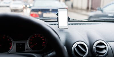 Businesses will have drivers’ undivided attention with Waze in-drive advertising. Source: Shutterstock