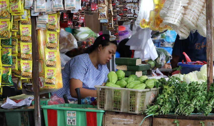 Can technology digitally transform the street vendors in Indonesia? Source: Shutterstock