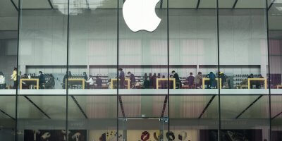 Customers flocking to an Apple store after it reopened in Hangzhou. Source: AFP.