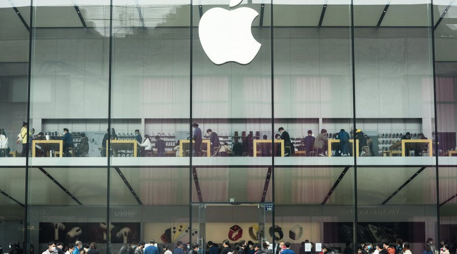 Customers flocking to an Apple store after it reopened in Hangzhou. Source: AFP.