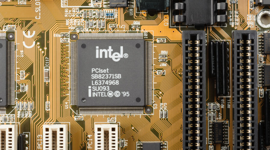 Early microprocessor on motherboard from Intel