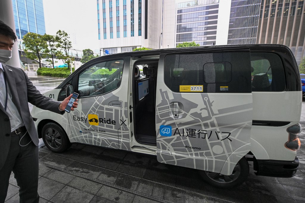 This picture taken on September 9, 2021 shows a Nissan Motor autonomous vehicle during a press preview for a field operation test of Easy Ride, a driverless mobility service, at the Minato Mirai business district in Yokohama, Kanagawa Prefecture. (Photo by Kazuhiro NOGI / AFP)