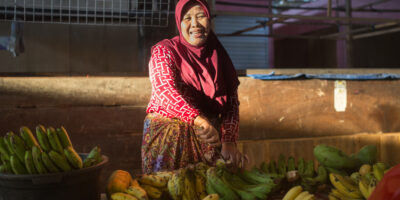A fruit seller from Mataram, Lombok, Indonesia (IMG/ CatwalkPhotos/ Shutterstock)