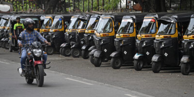 India proposes swappable batteries for electric scooters, rickshaws