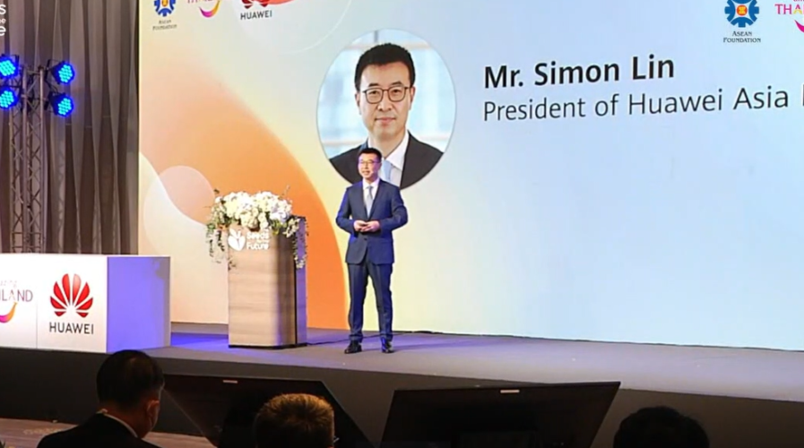 Mr. Simon Lin, president of Huawei Asia Pacific, presents on enhancing digital skills.