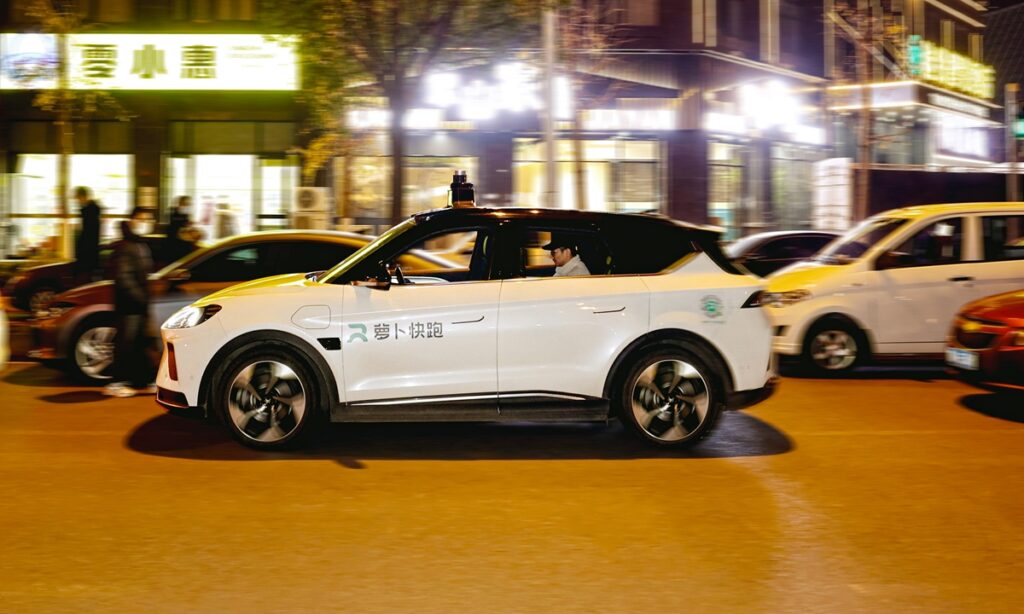 Apollo Go Fully Driverless Robotaxi Running on Wuhan Public Road in Evening Hours.Source: Baidu