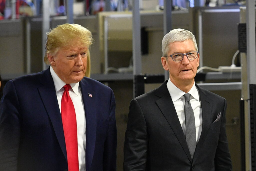 US President Donald Trump (L) and Apple CEO Tim Cook tour the Flextronics computer manufacturing facility where Apple's Mac Pros are assembled in Austin, Texas, on November 20, 2019. (Photo by MANDEL NGAN / AFP)