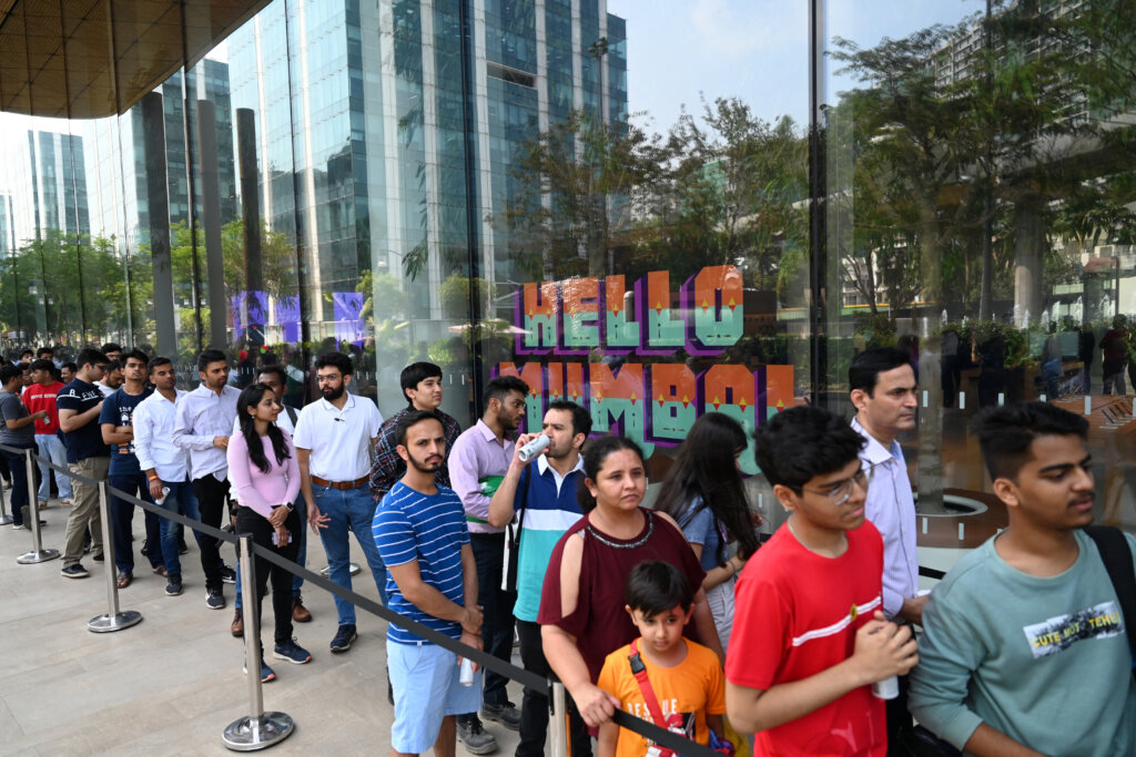 People queue outside India's first Apple retail store before its opening in Mumbai on April 18, 2023. Apple opened its first retail store in India on April 18, underscoring the US tech titan's increasing focus on the South Asian nation as a key sales market and alternative manufacturing hub to China. (Photo by Punit PARANJPE / AFP)
