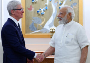  India's Prime Minister Narendra Modi shaking hands with Chief Executive Officer of Apple Tim Cook (L) during their meeting in New Delhi. (Photo by PIB / AFP) 