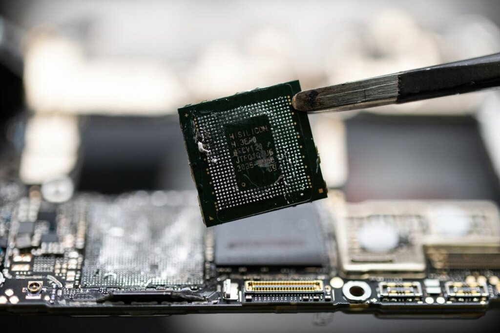 The SMIC chip inside a Huawei Mate 60 Pro smartphone. Source: Bloomberg