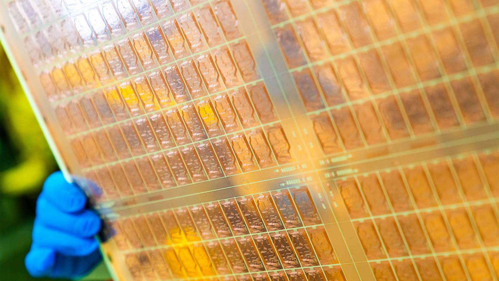 Intel delivers industry-leading advanced packaging that enables performance, cost and scaling benefits for Intel and Intel Foundry Services customers. (Photo credit: Intel)