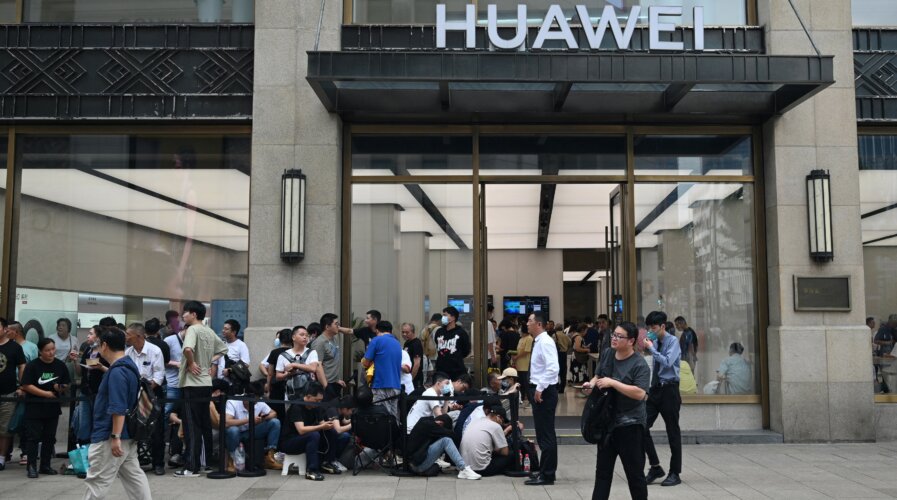Sales of Huawei smartphones in China grew 37% YoY, commanding a 12.9% market share in the quarter while Apple declined. Photo: People queue up for hours outside Huaweis flagship store in Shanghai on September 25, 2023, hoping to be able to buy the tech giant's latest Mate 60 Pro mobile phone. (Photo by REBECCA BAILEY / AFP)