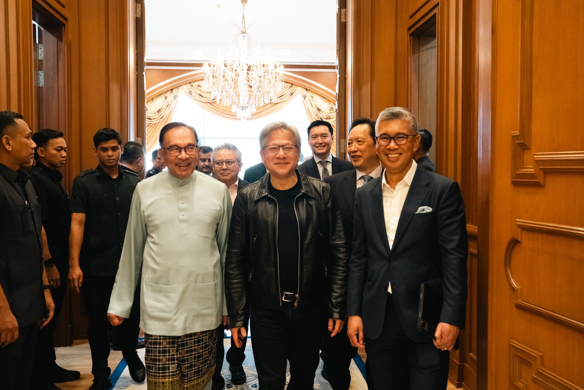 Jensen Huang, founder and CEO of NVIDIA, met with the Prime Minister of Malaysia, Anwar bin Ibrahim, during his visit. Also present were Tengku Zafrul Abdul Aziz, Minister of Investment, Trade, and Industry (Miti). Source: Tengku Zafrul's X.