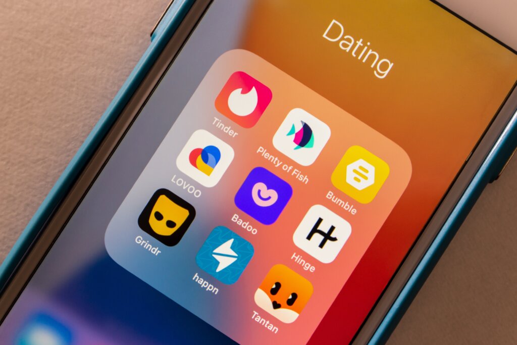 Dating apps like Tinder and Grindr collect extensive personal data - app spying.
