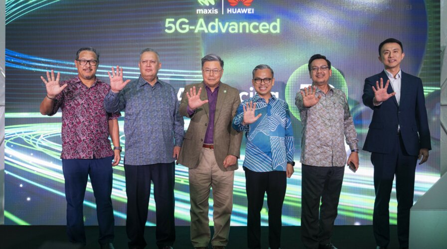 Yang Berhormat Fahmi Fadzil, Minister of Communications officiated the first 5.5G technology trial showcase by Maxis and Huawei.