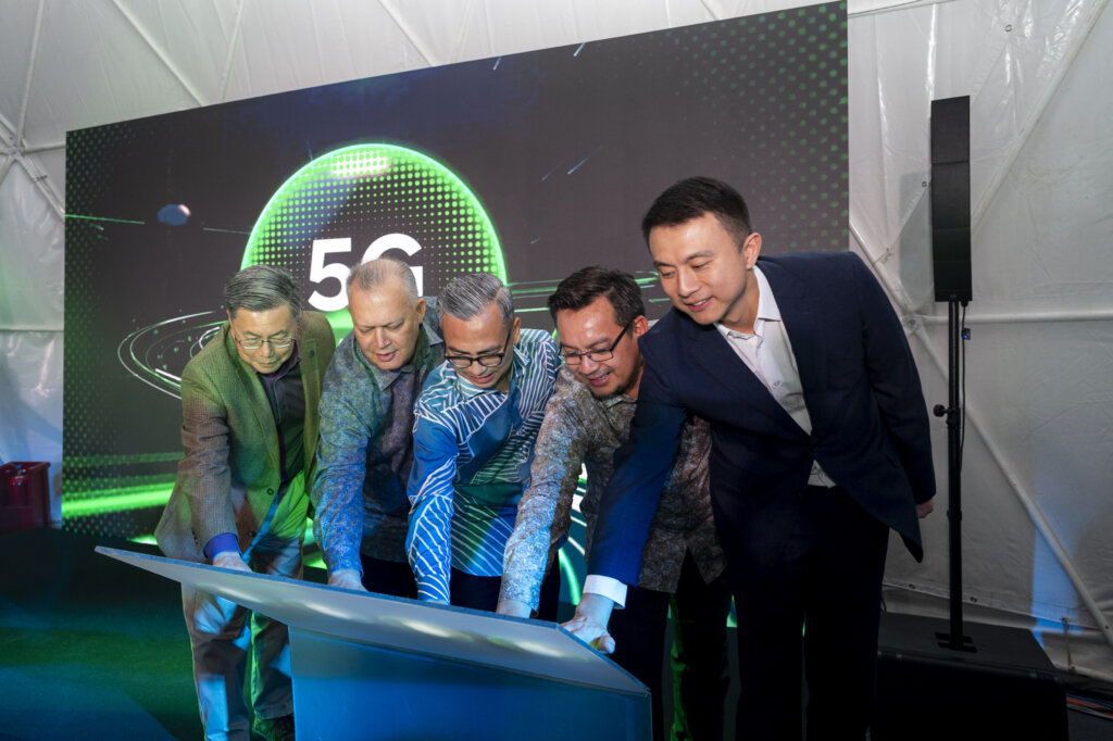 Yang Berhormat Fahmi Fadzil, Minister of Communications, officiating the first 5.5G technology trial - Maxis and Huawei.